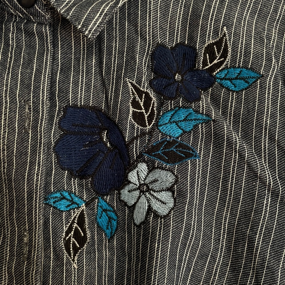 Embroidered button down - Picture 3 of 5